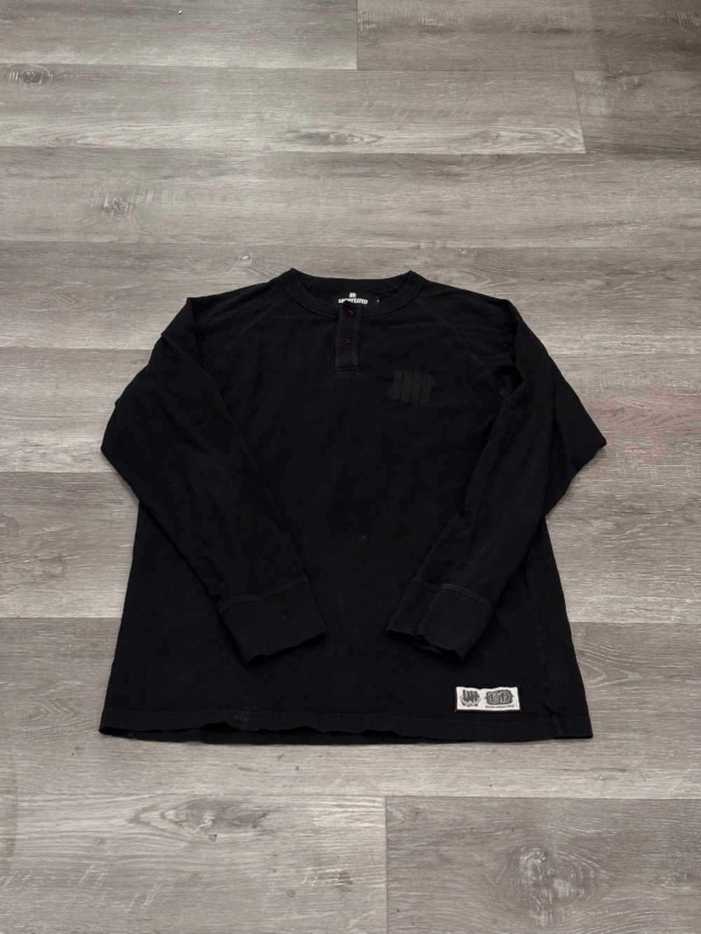 Undefeated 3 Button Henley T-Shirt Mens L Black Logo Long Sleeve Cotton